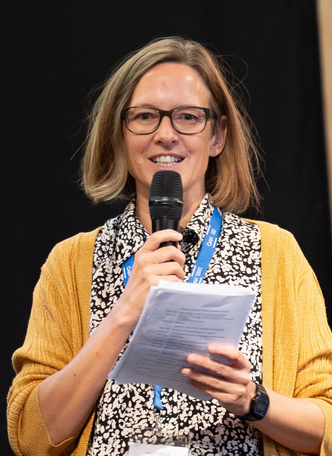 Image of Astrid Mager with microphone