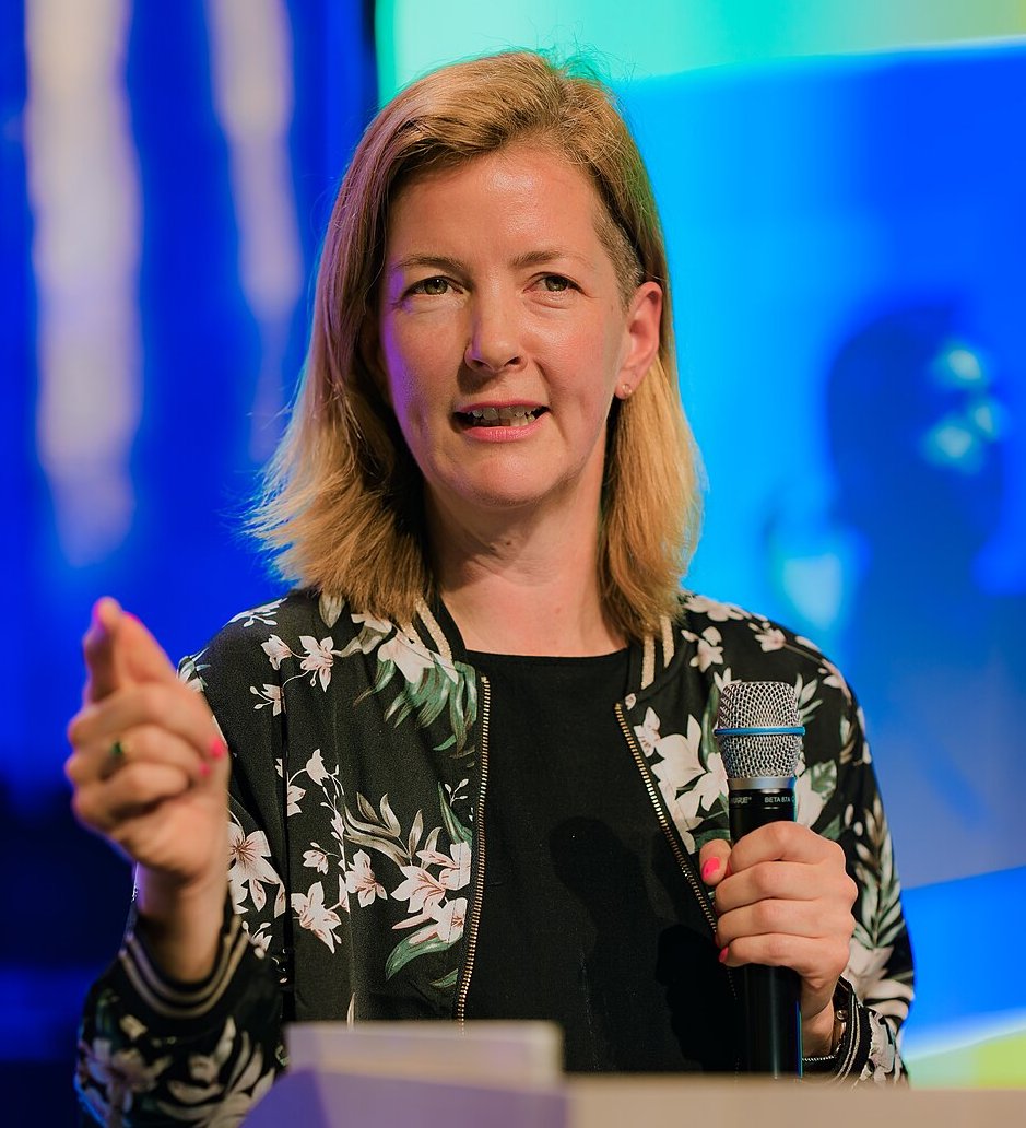 Nicole Ebber mit Mikrofon bei Vortrag auf rp25 in Berlin 