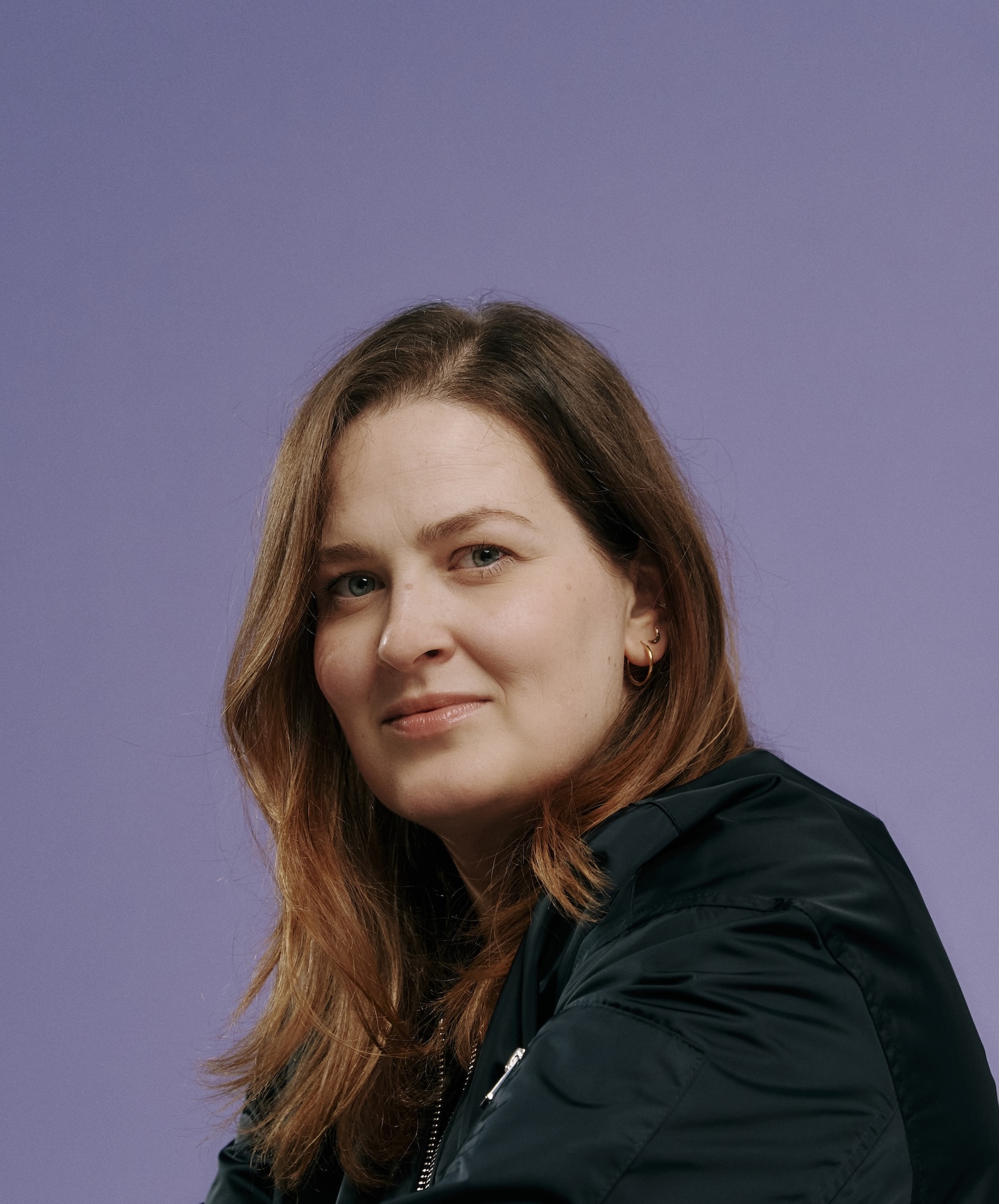 Jolanda Allram vor lila Hintergrund