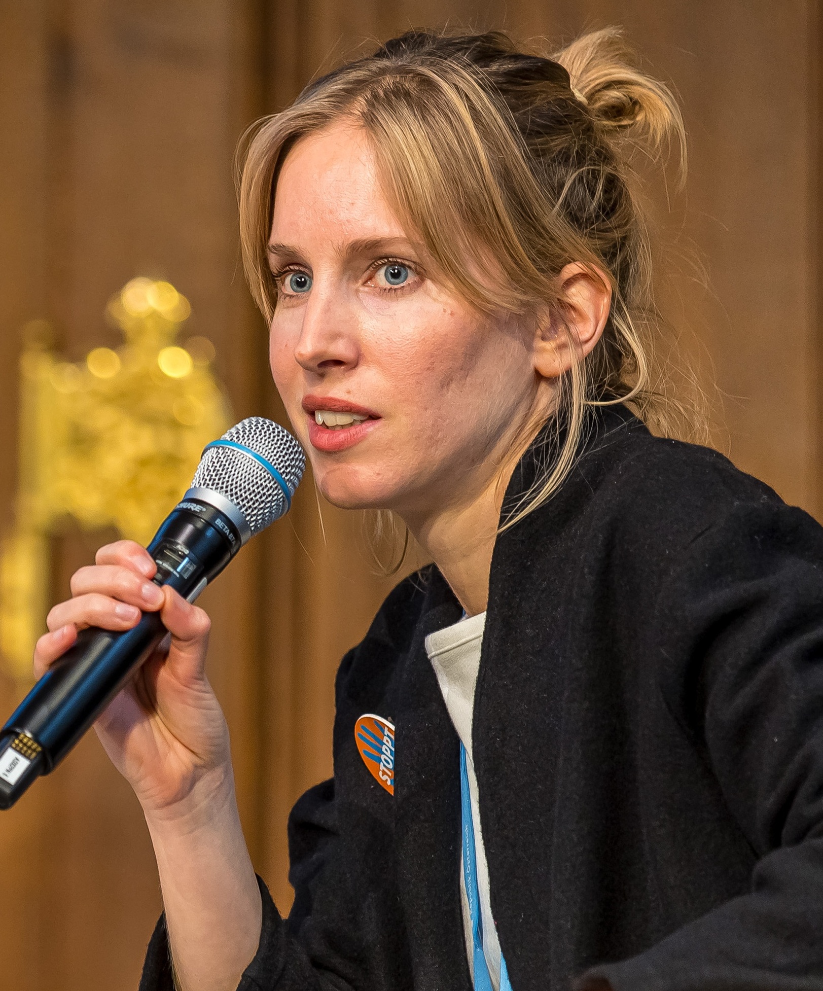 Magdalena Habringer spricht beim Gewaltschutzgipfel 2022.