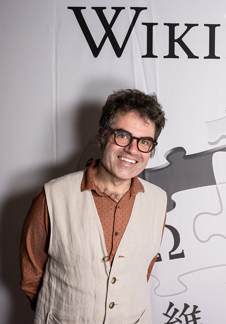 Christian Erlinger im Hintergrund ein Ausschnitt des Wikipedia-Globus