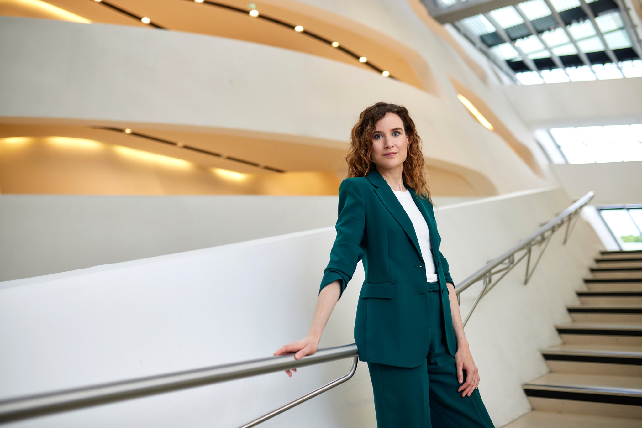 Judith Kohlenberger, stehend im Gebäude LC der WU Wien