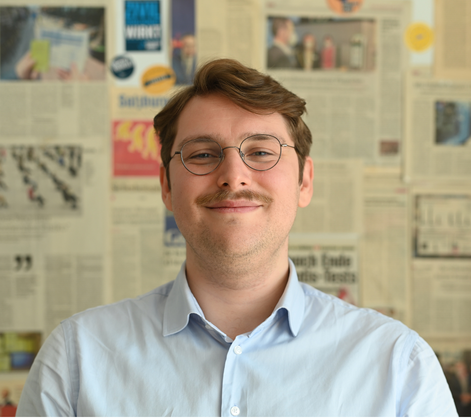 Headshot vor Zeitungswand